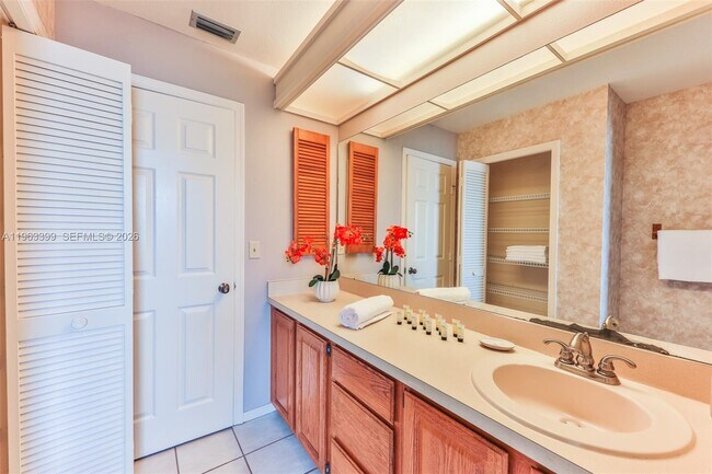 Building Photo - 407 SW 37th St