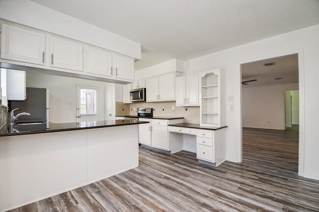 Building Photo - 3934 Forest Village Dr