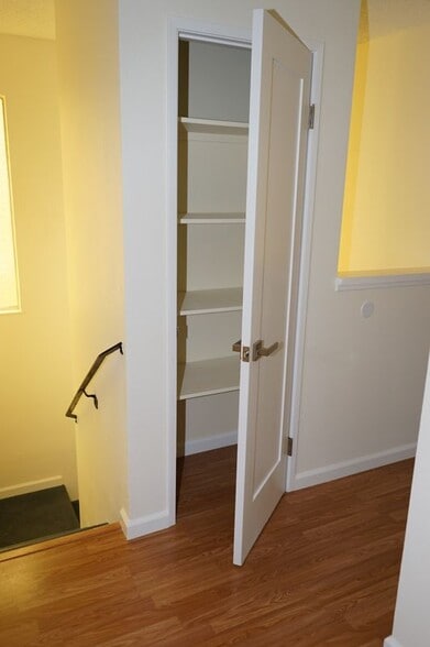 Building Photo - 547 Tawny Dr