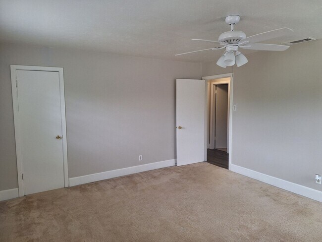 Building Photo - Large Awesome Home with Shop