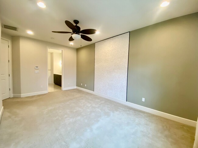 Building Photo - Pleasanton Andares townhouse 3 BD + office...