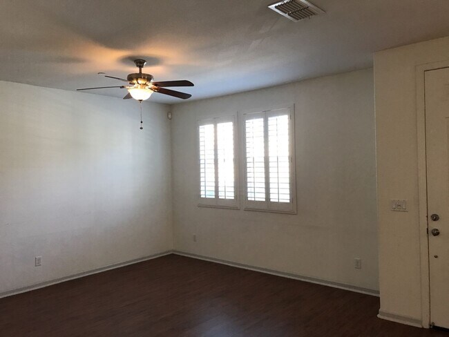 Building Photo - Beautiful East Davis home available Septem...