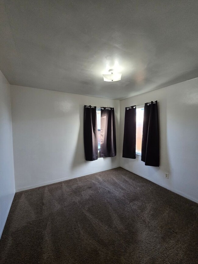 Building Photo - Cozy Single Level 2 Bed, 1 Bath Home close...