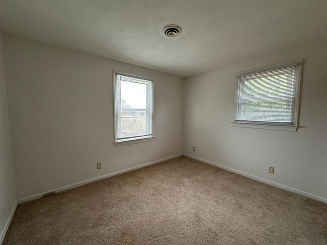 Building Photo - Charming Cottage