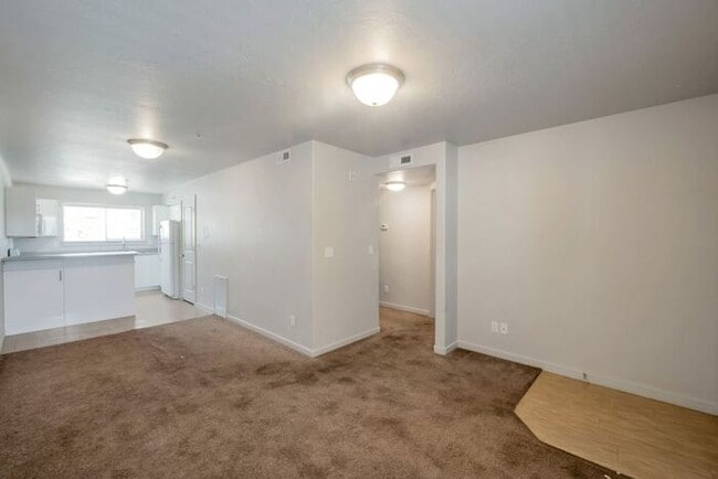 Building Photo - Beautiful Modern Orem Condo w free interne...