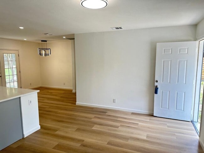 Building Photo - 2902 Spring Cir