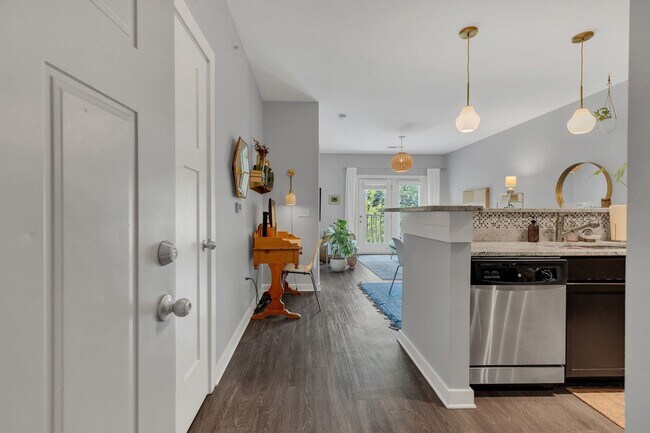 Building Photo - 414 Rosedale Ave
