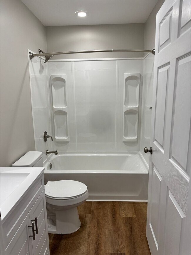 Building Photo - 913 E Myrtle Ave