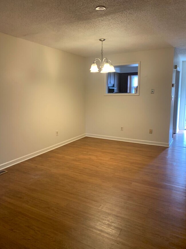 Building Photo - 6901g