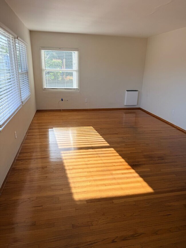 Building Photo - Lovely 2 bedroom with attached Garage