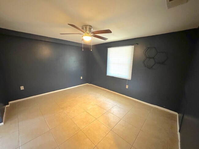 Building Photo - Spacious 2-Bed/2-Bath + Bonus Room Home for Rent in Bradenton, FL!