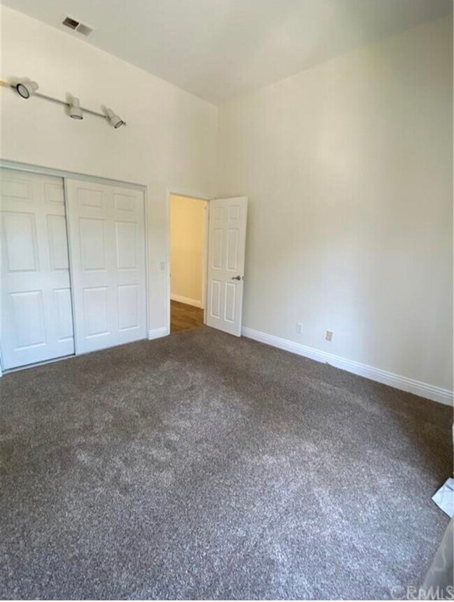 Building Photo - 14 Hillgate Pl