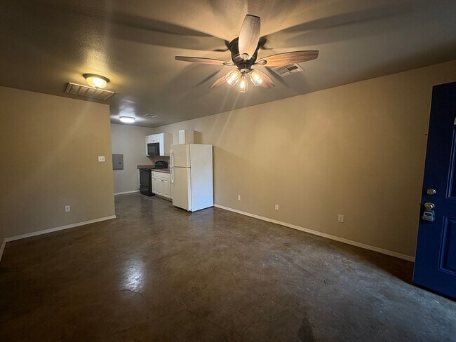 Building Photo - Newer construction 2 bedroom/1 bathroom house with Central Air & Heat!