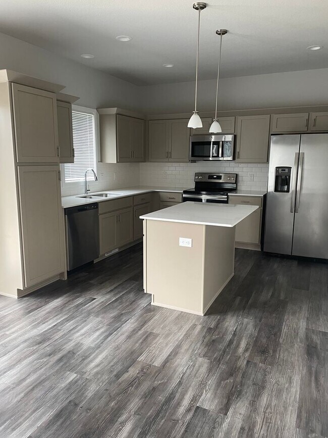 Building Photo - FREE RENT SPECIAL!  3 bedroom 3 bathroom S...