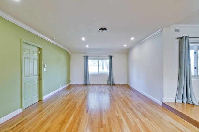 Building Photo - Beautiful 4 bedroom, 3 bath in desirable C...