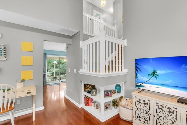 Building Photo - Spacious Townhome Prime Location!