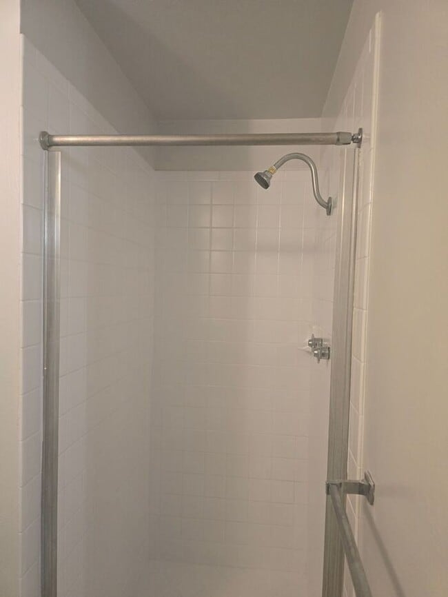 Building Photo - Large 2 bedroom Central location with AC!!