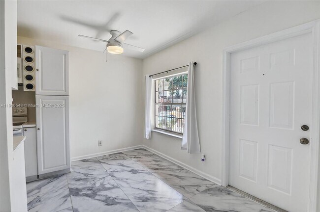 Building Photo - 1405 Miami Rd