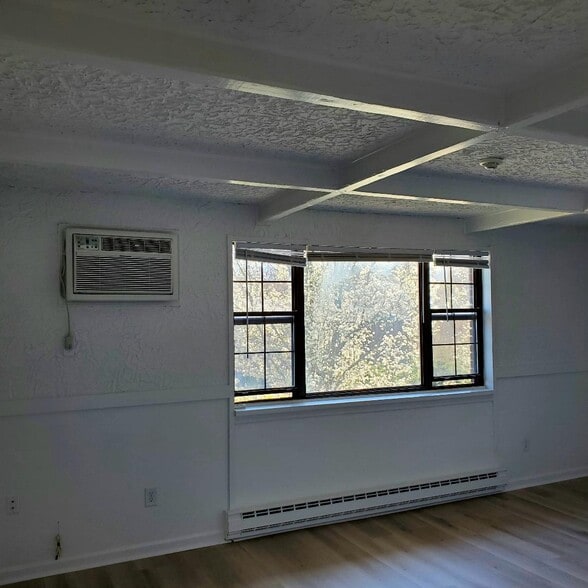 Livingroom with lare picture window - 49 Spencer Rd