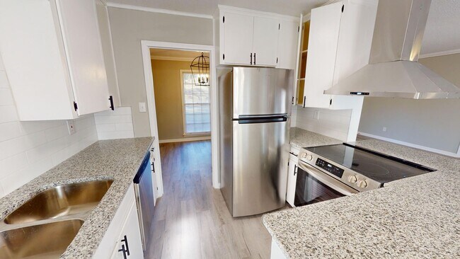 Building Photo - 4 Bed/2 Bath in Daniel Pratt School District