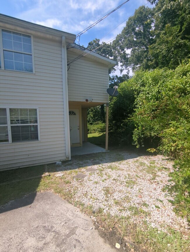 Building Photo - 405 Red Oak Dr
