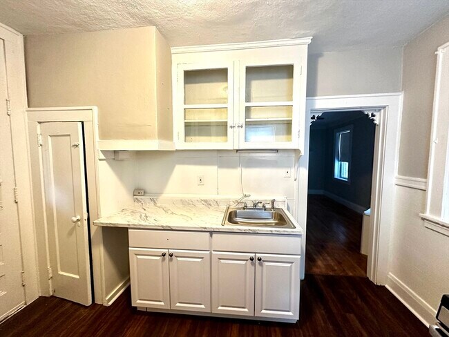 Building Photo - 577 Pleasant St