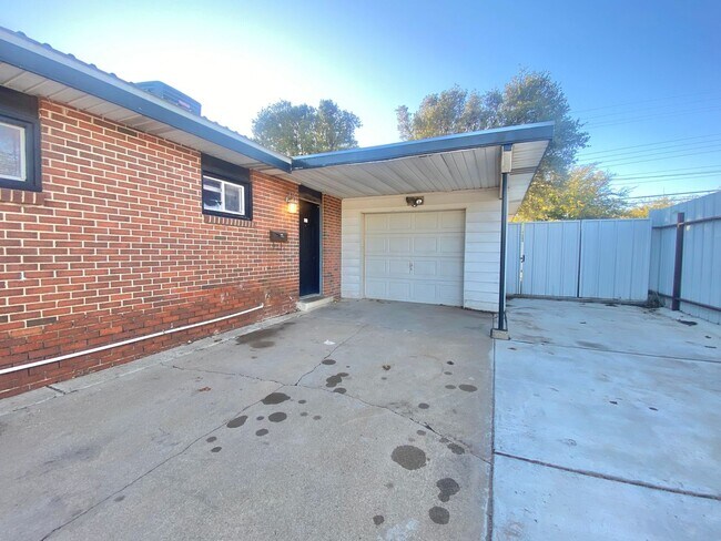 Building Photo - 3 bed 1 bath near WYCA now available