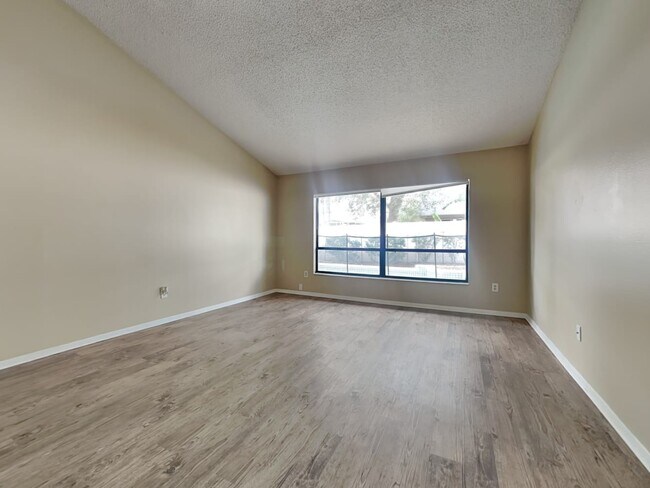 Building Photo - 15008 Redcliff Dr