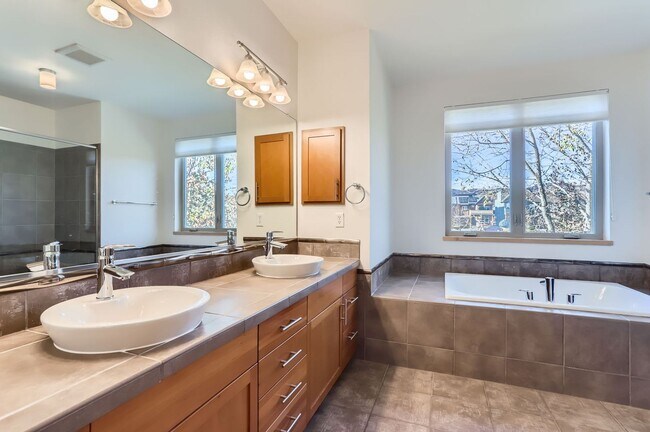 Building Photo - Modern 4-Bedroom Townhouse with Stunning Views in Boulder, CO