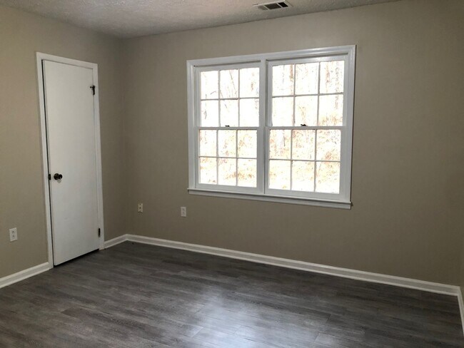 Building Photo - 515 Chateau Dr SE