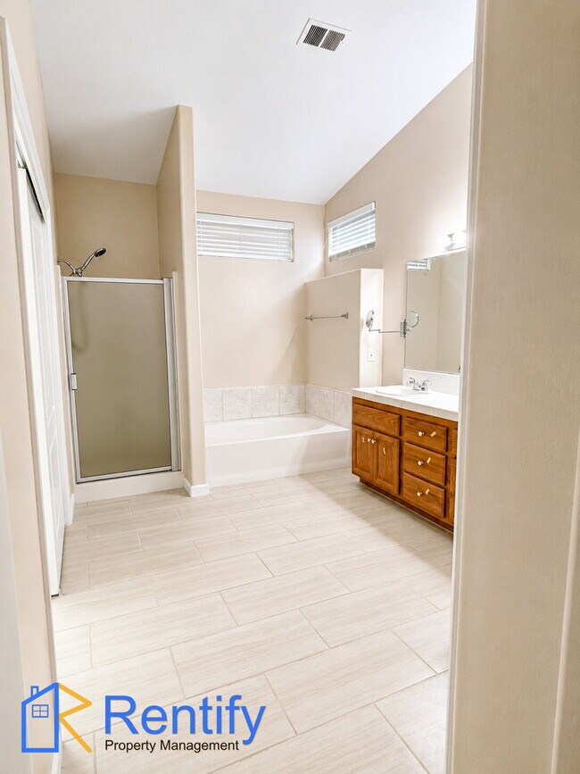 Building Photo - Charming Seven Oaks Home - 4Bed, 2Bath - Gardener Included!