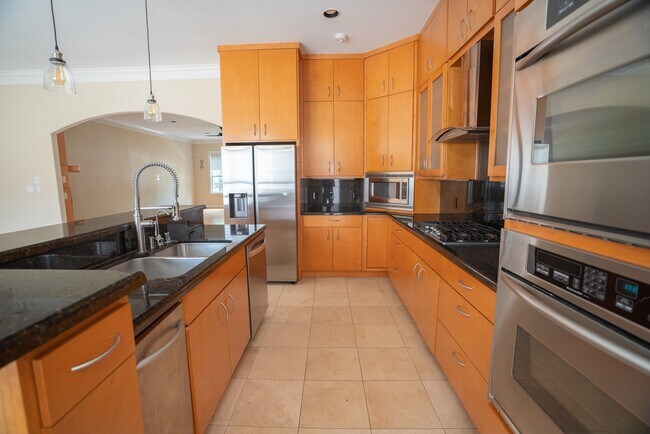 Building Photo - 5512 Val Verde St
