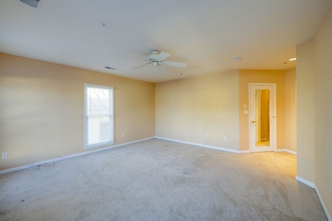 Building Photo - Luxury Townhome in the Heart of the Kentlands