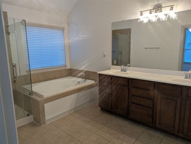 Building Photo - 3651 Raintree Village Dr