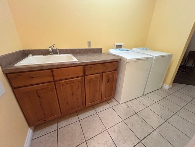 Building Photo - Gorgeous 4 Bedroom in Desirable East Misso...