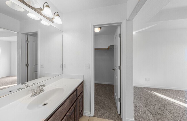 Building Photo - Are you looking for a short term rental. Look No further!!