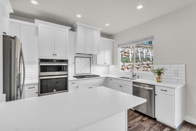 Building Photo - Spacious 6 Bed Home with Dual Kitchens, EV Charging & Modern Finishes in Layton