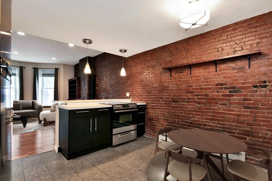 Building Photo - 383 Meridian St