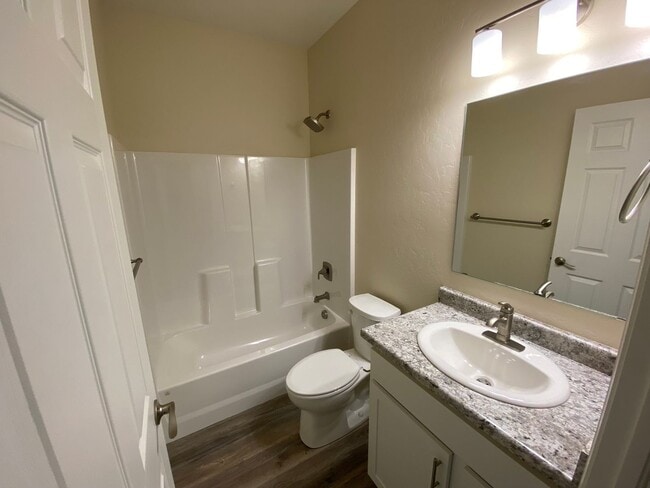 Building Photo - 3 Bedroom 2 Bath Single story end unit.
