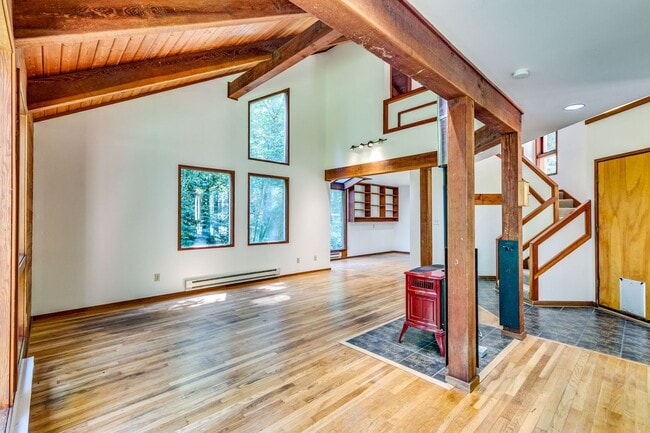 Building Photo - Private 3 Bedroom Home in the Woods