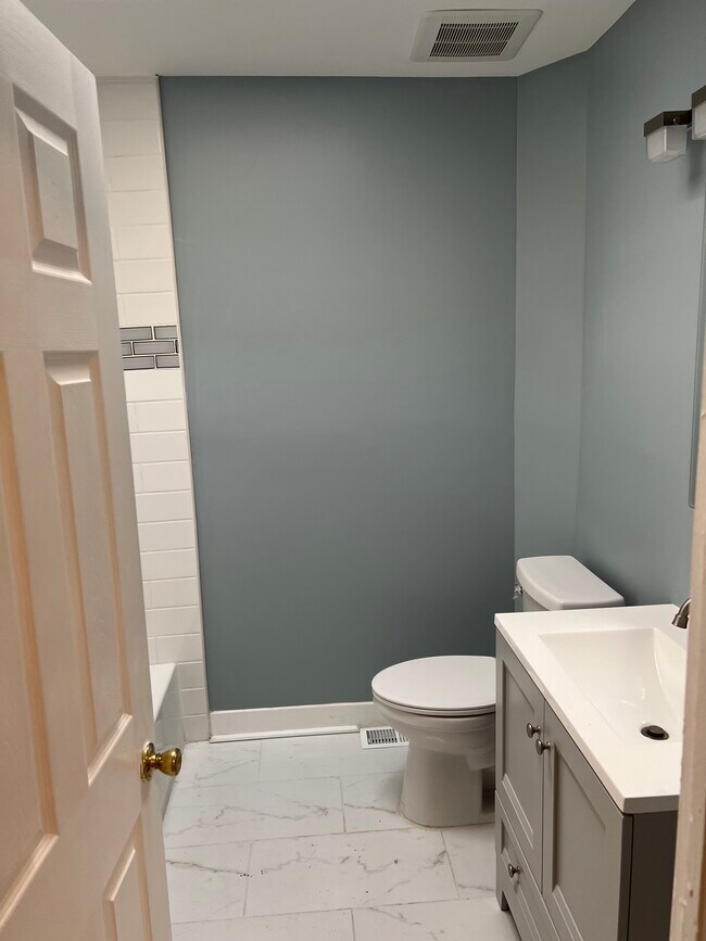 Building Photo - 1405 W 37th St