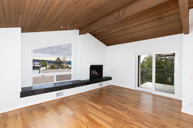 Building Photo - Top Floor 2 BD 2 BA Redmond Condo with Vau...
