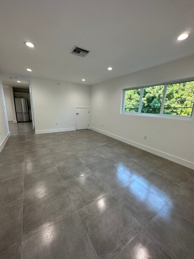 Building Photo - 641 Palmetto Dr