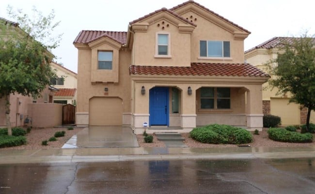 Primary Photo - 1404 S Newberry Ln