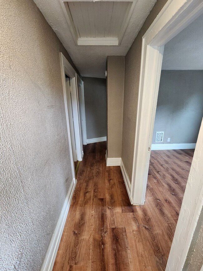 Building Photo - Three Bedroom Single Family Home!
