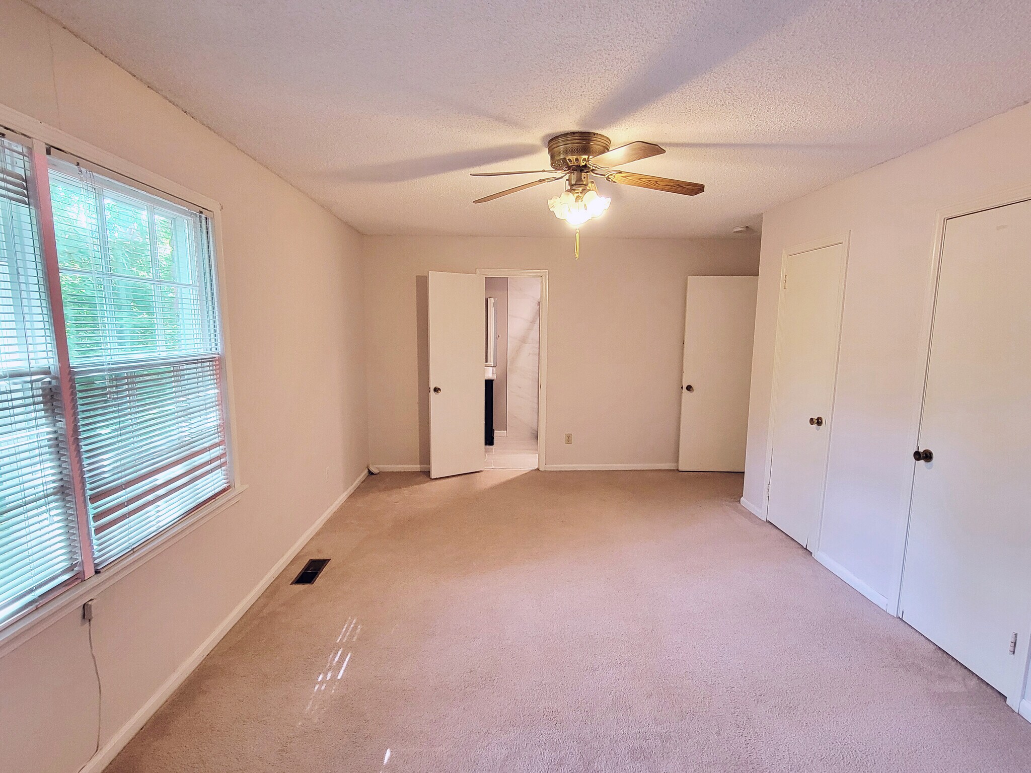 Building Photo - 804 Linbard Ln