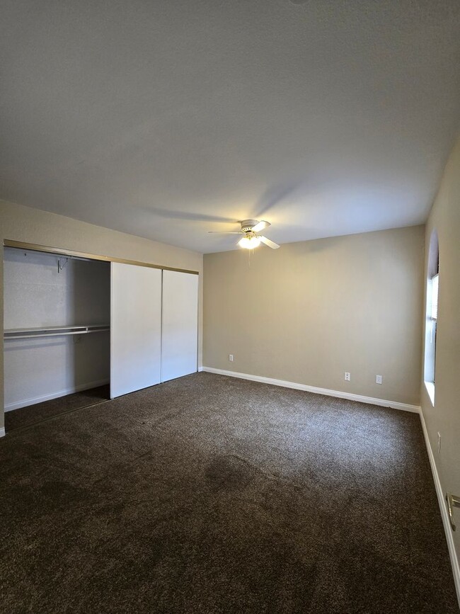 Building Photo - 3 BED / 2 BATH CONDO!!