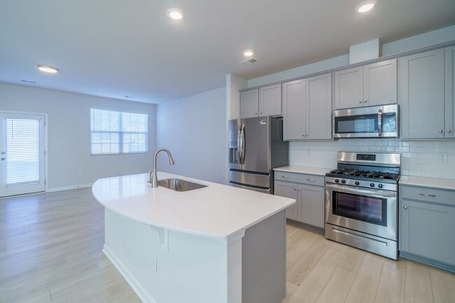 Building Photo - Almost New End Unit Townhome in desirable Chateau community