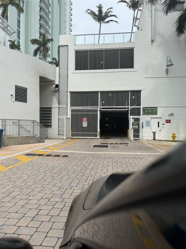 Building Photo - 2681 N Flamingo Rd