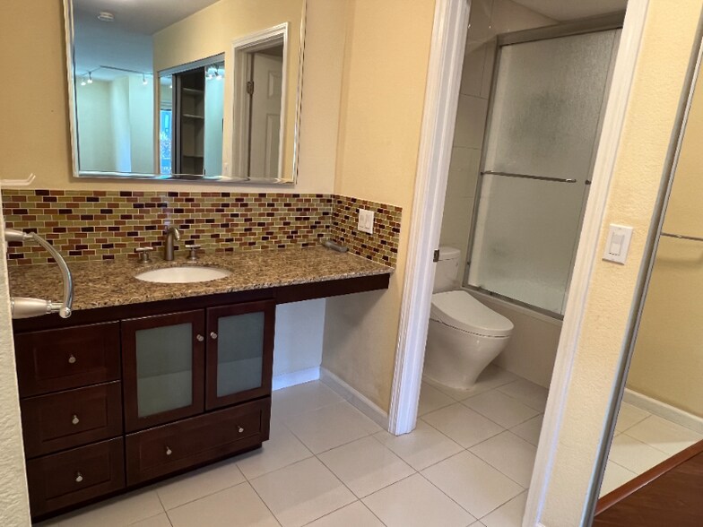 Building Photo - 800 Sea Spray Ln